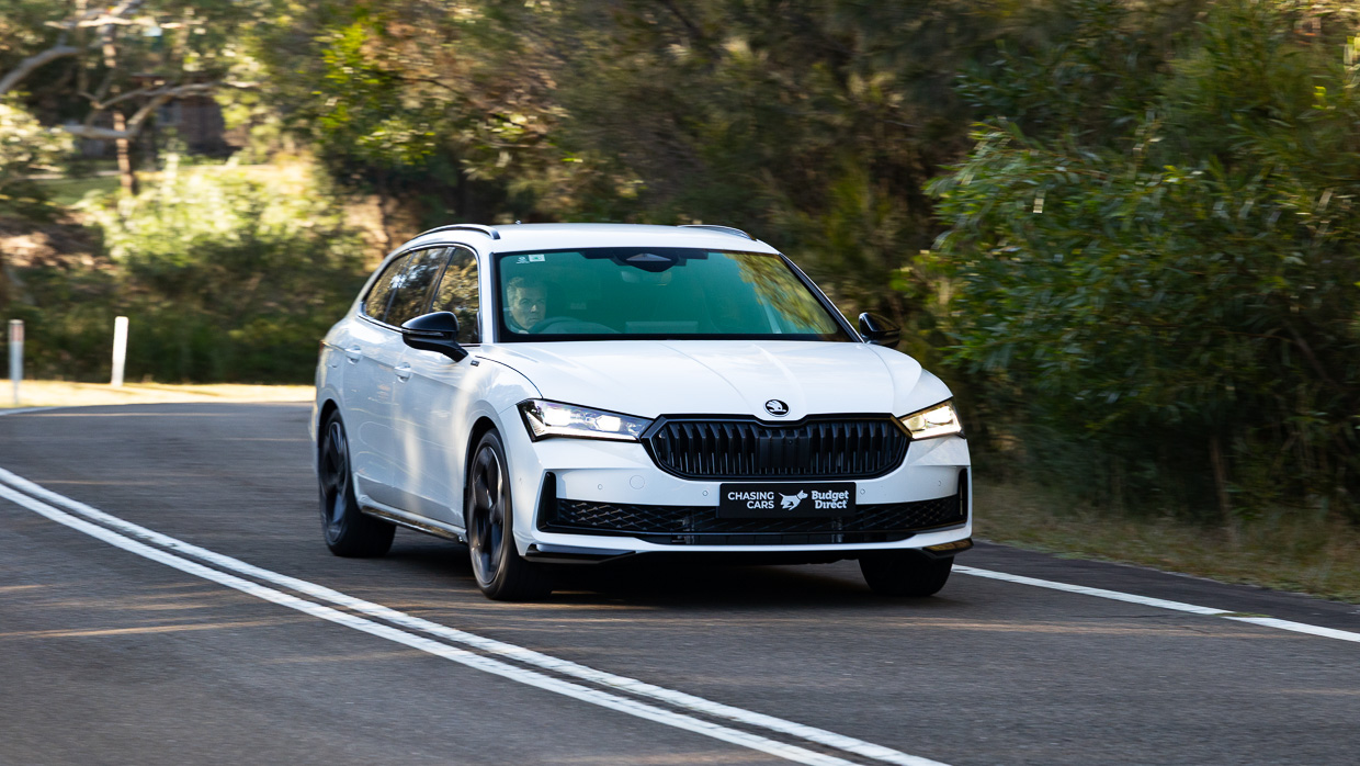 Skoda Superb Sportline 2025 driving 19