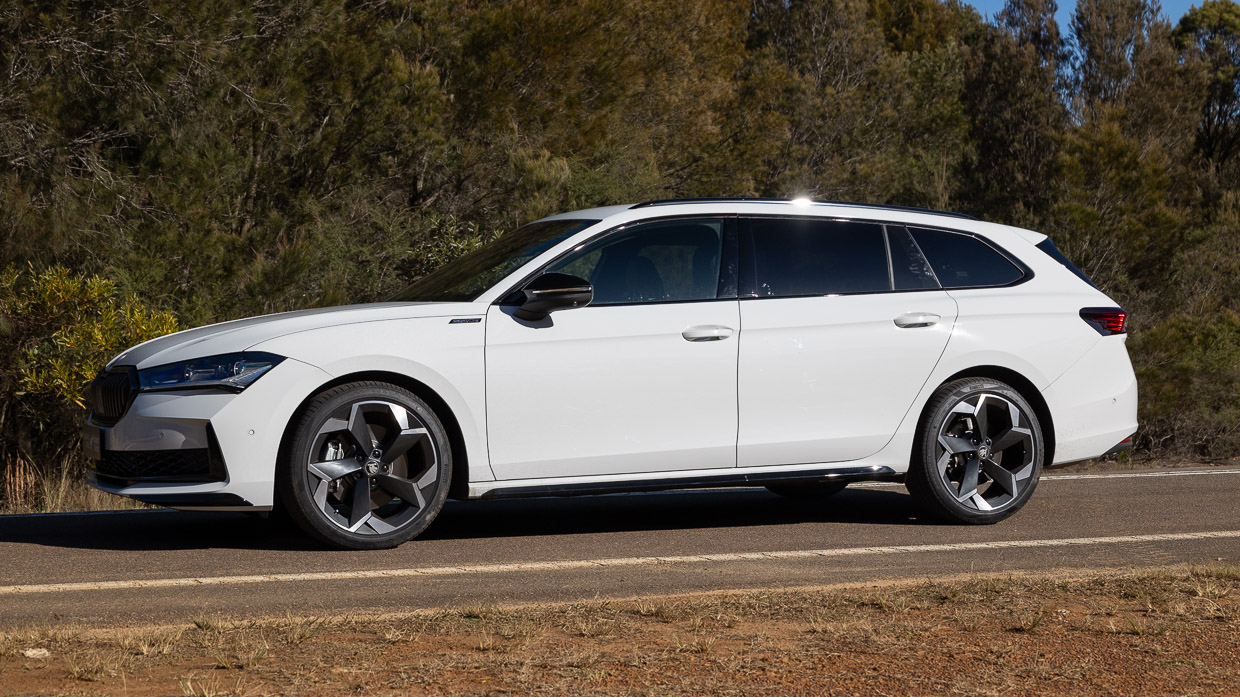 Skoda Superb Sportline 2025 side