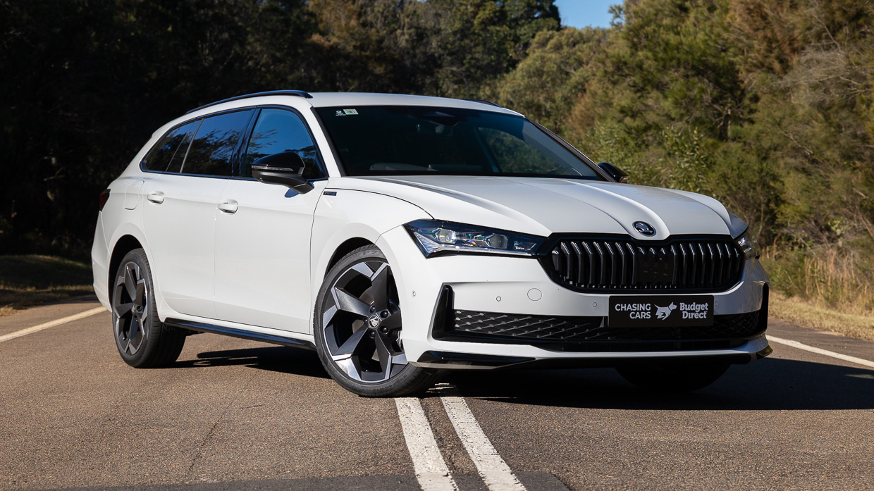 Skoda Superb Sportline 2025 front 3/4 2
