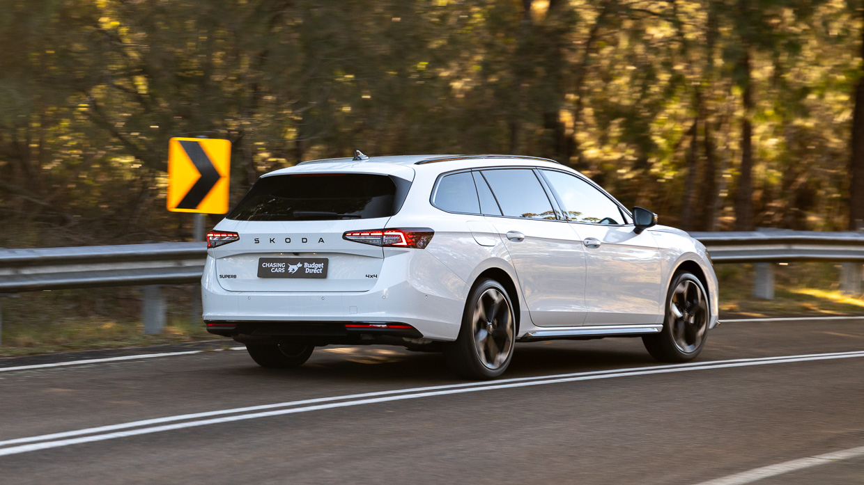 Skoda Superb Sportline 2025 driving 4