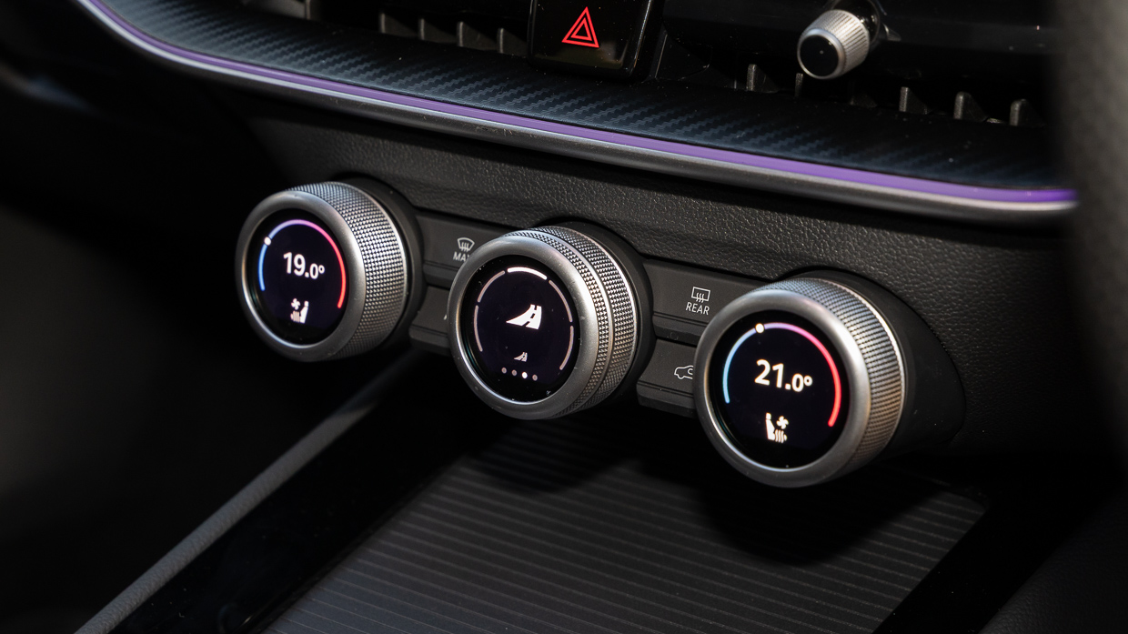 Skoda Superb Sportline 2025 interior dials