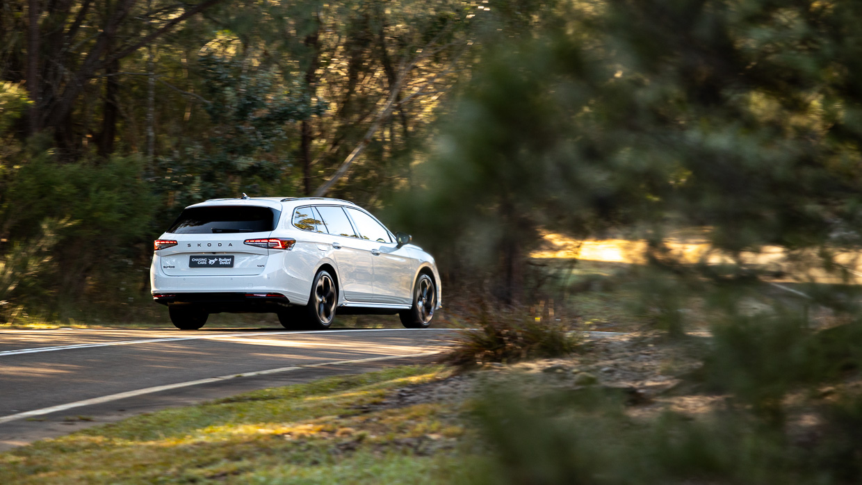 Skoda Superb Sportline 2025 driving 5