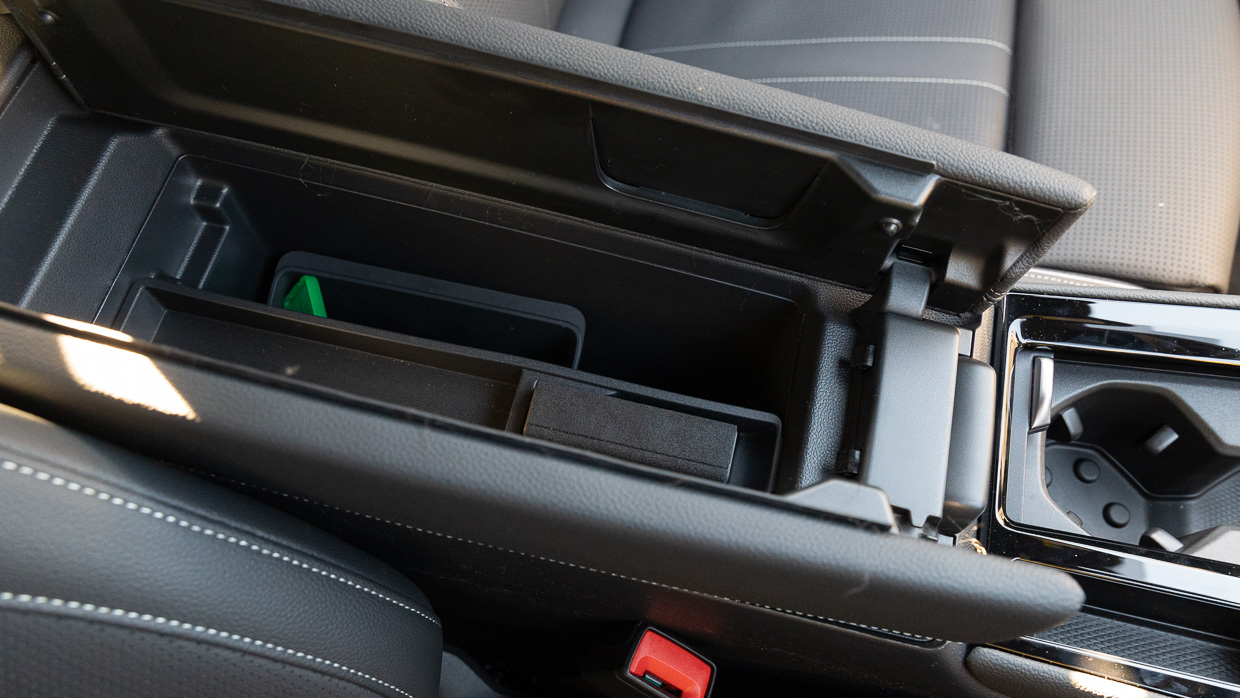 Skoda Superb Sportline 2025 interior cubby