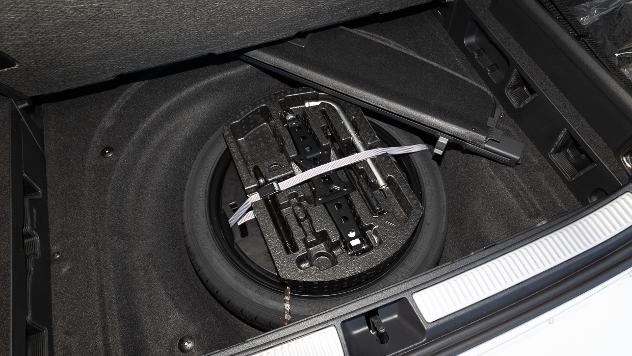 Skoda Superb Sportline 2025 interior spare