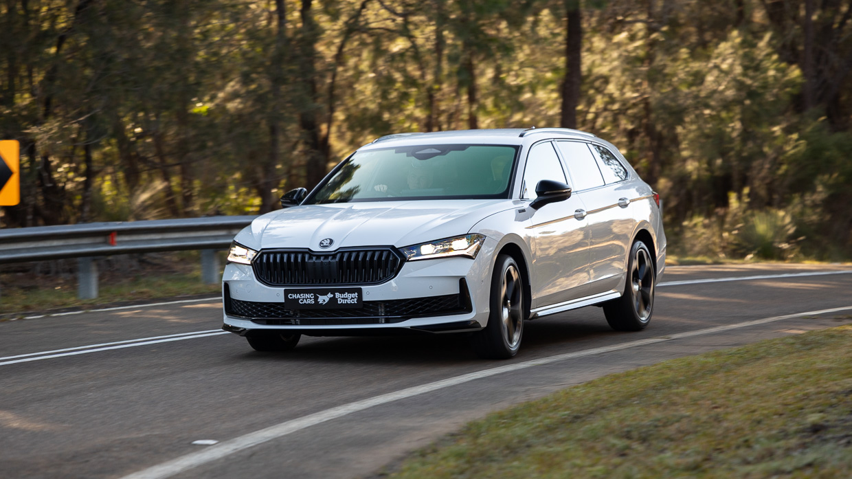Skoda Superb Sportline 2025 driving 7