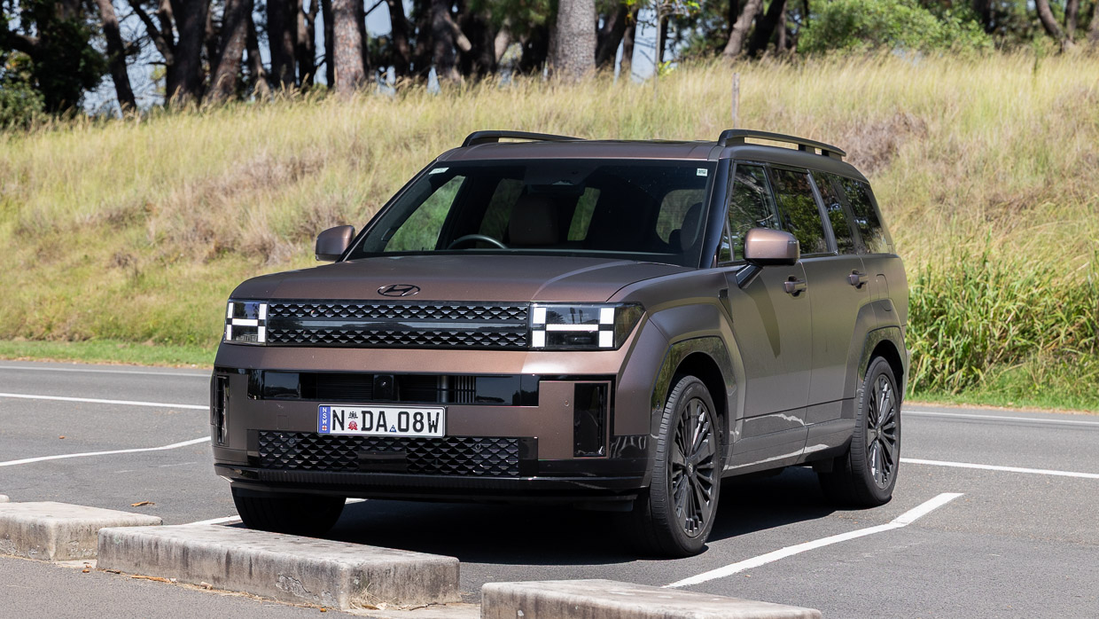 Hyundai Santa Fe hybrid Calligraphy 2025 front 3/4 3