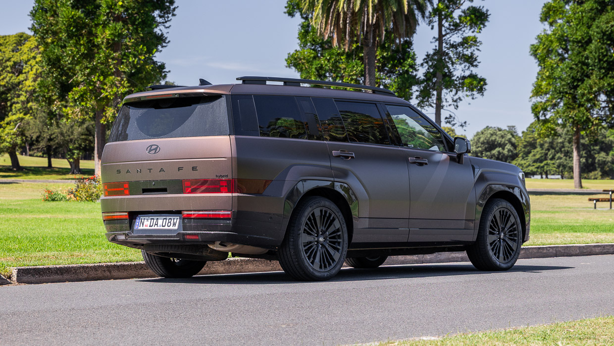 Hyundai Santa Fe hybrid Calligraphy 2025 rear 2