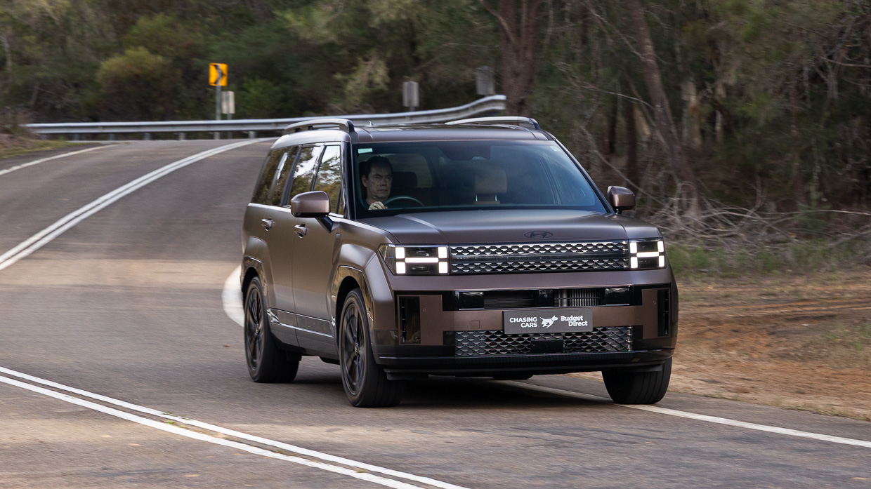 Hyundai Santa Fe hybrid Calligraphy 2025 hart driving 14