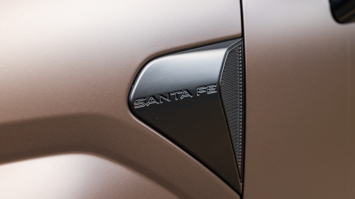 Hyundai Santa Fe hybrid Calligraphy 2025 badge