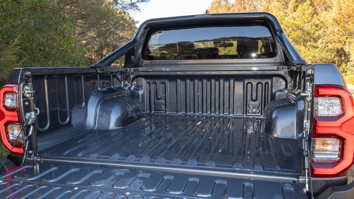 Toyota Hilux SR5 2025 tray