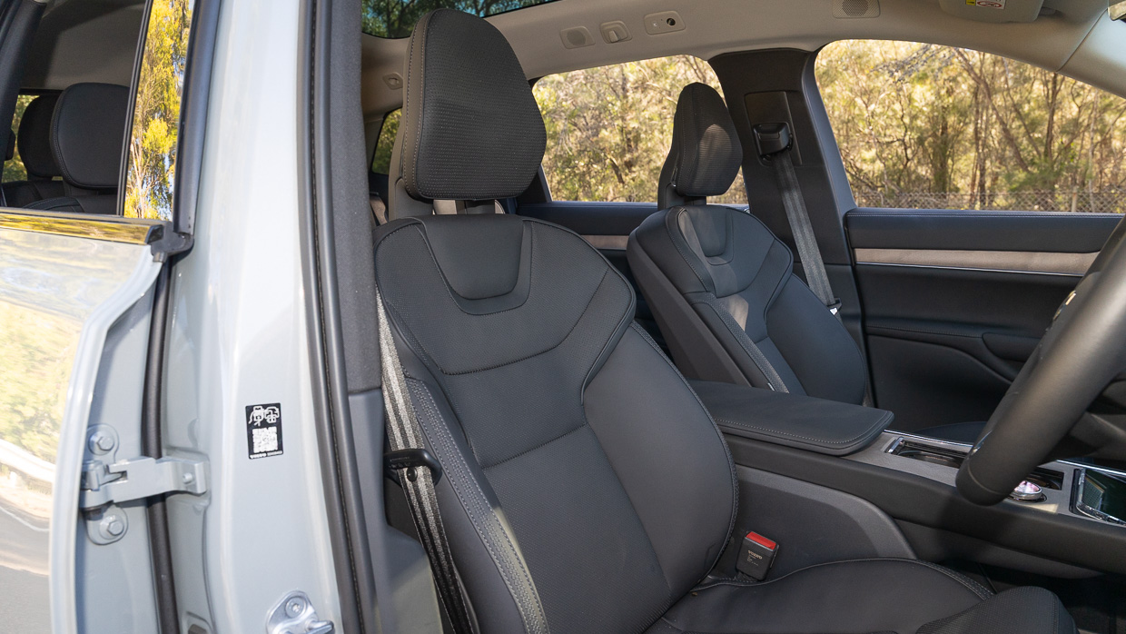 Volvo EX90 Ultra Performance 2025 front seats