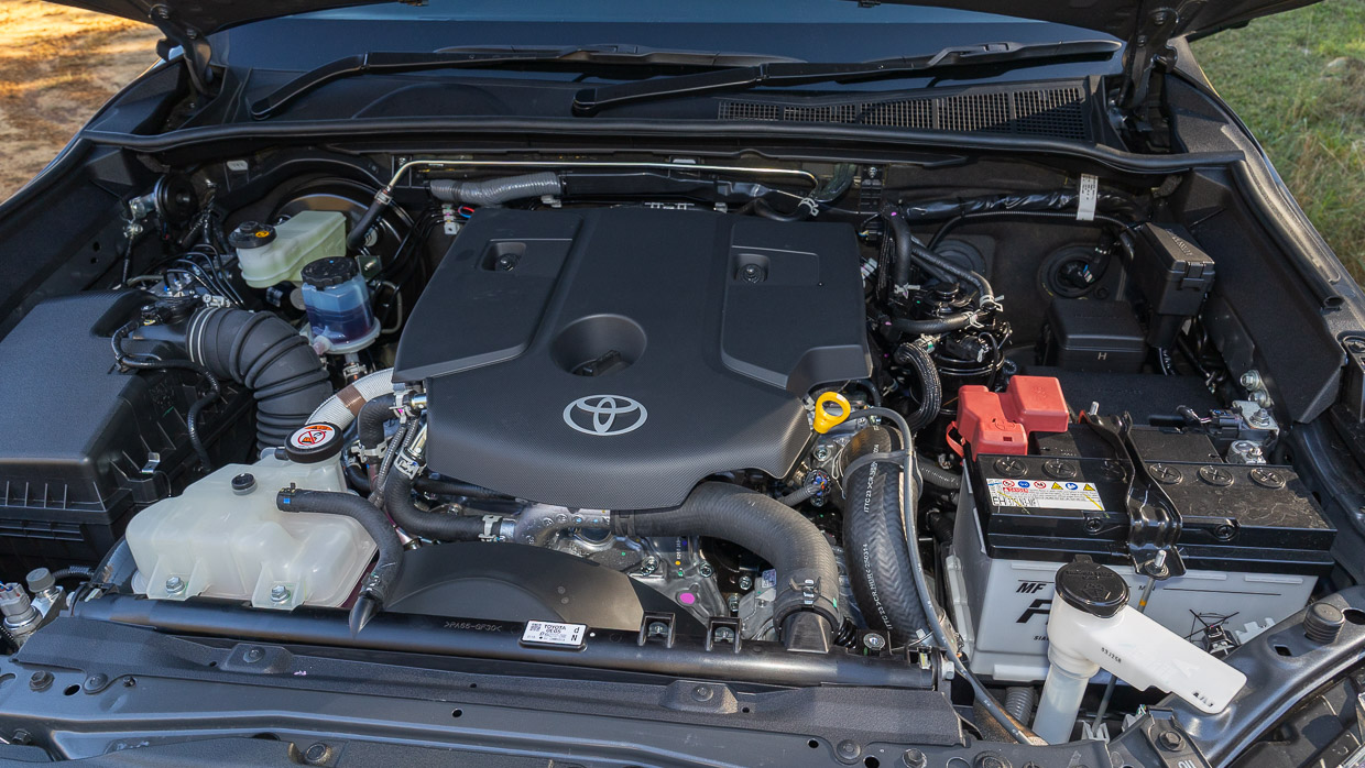 Toyota Hilux SR5 2025 engine 2