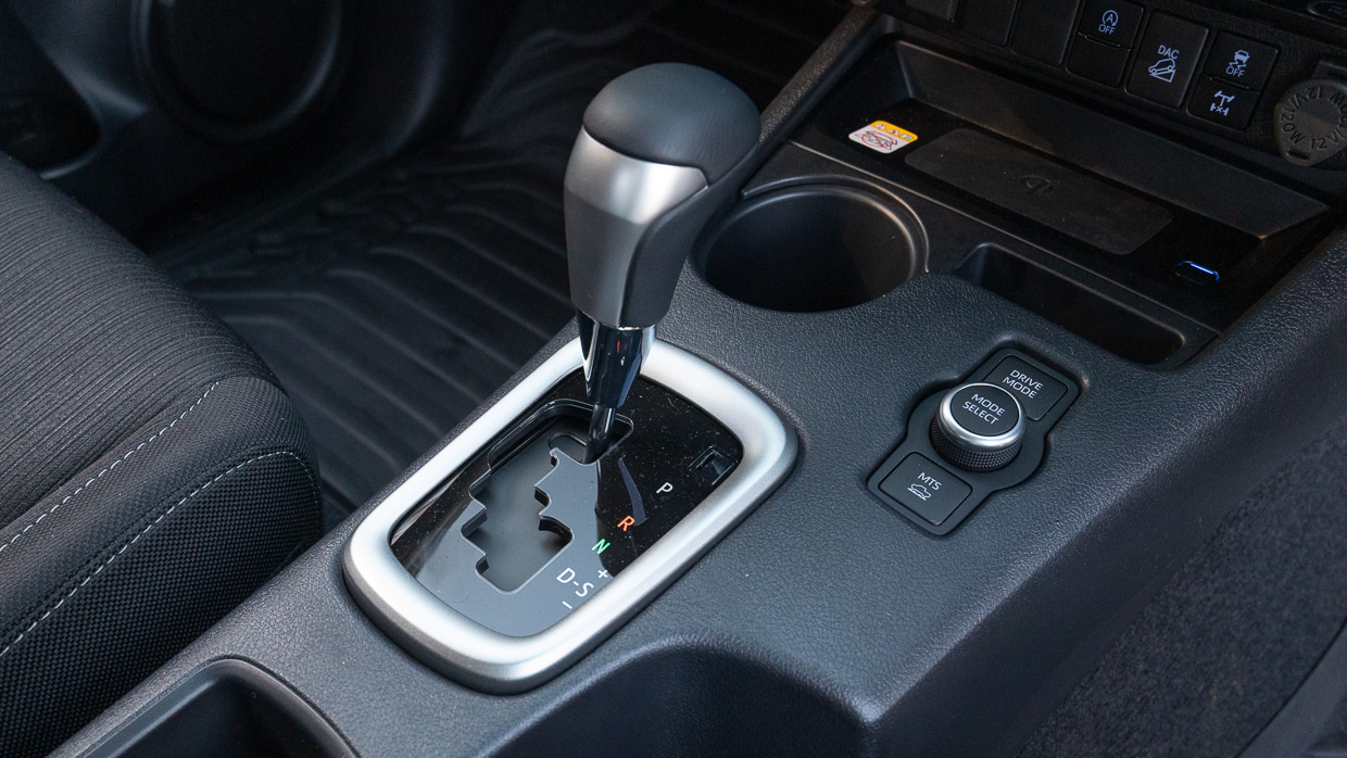 Toyota Hilux SR5 2025 shifter