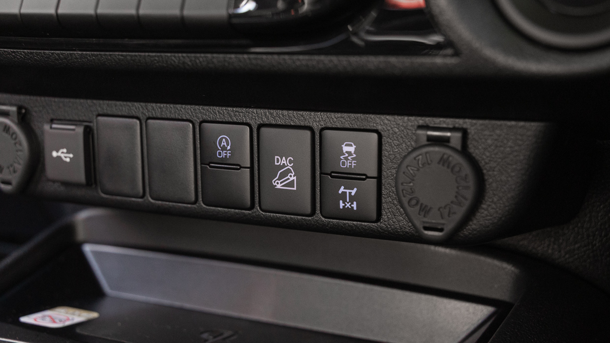 Toyota Hilux SR5 2025 switches