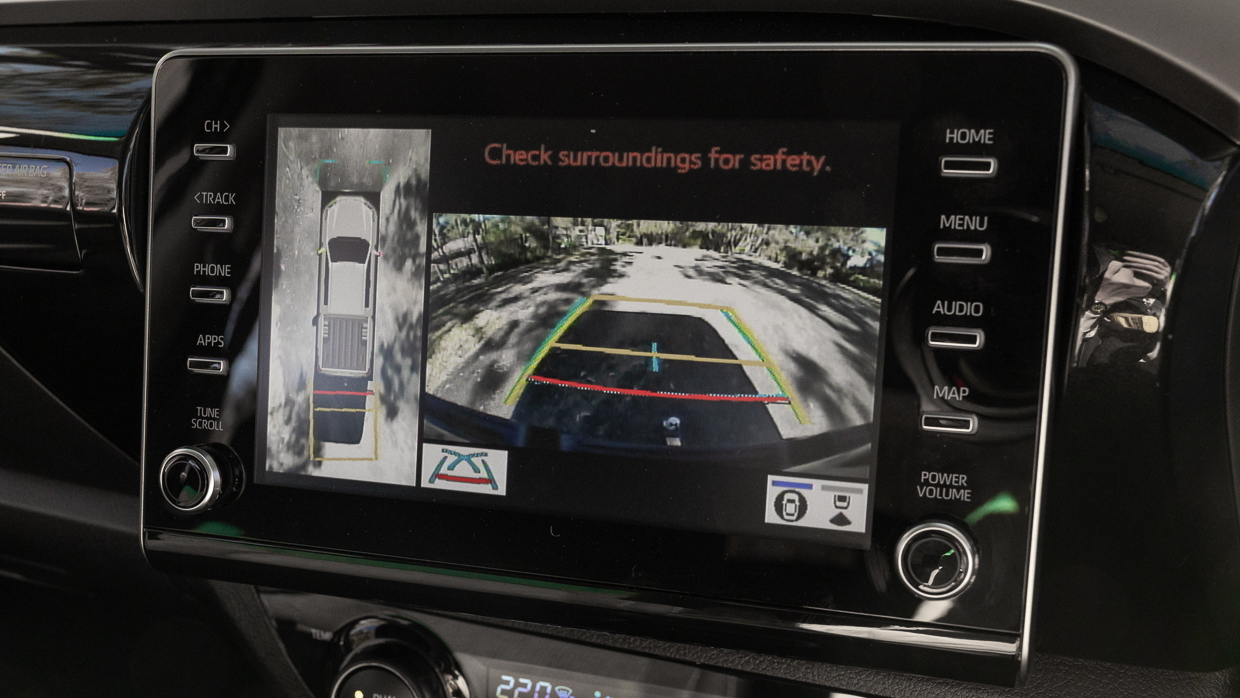Toyota Hilux SR5 2025 screen