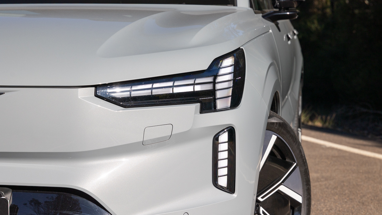 Volvo EX90 Ultra Performance 2025 front 3/4 3