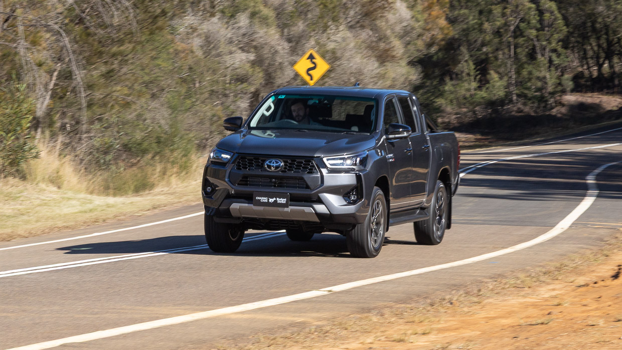 Toyota Hilux SR5 2025 driving 6