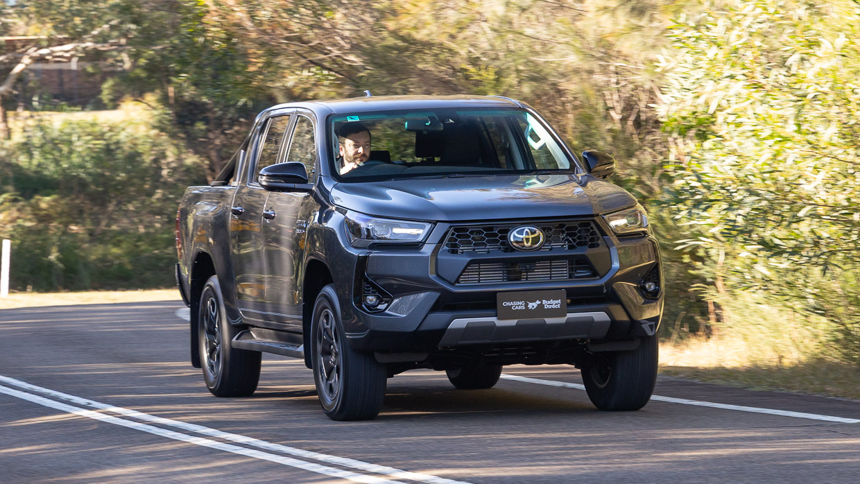 Toyota Hilux SR5 2025 driving 7
