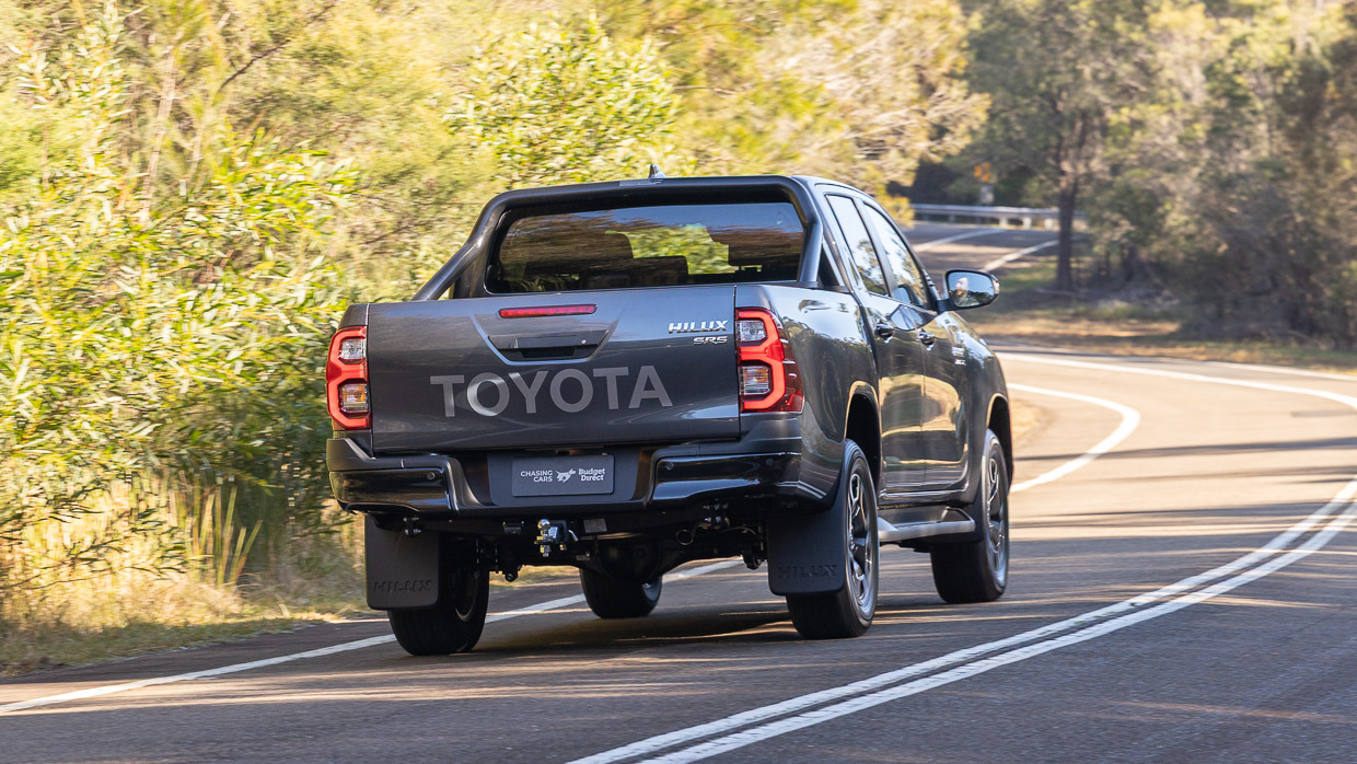 Toyota Hilux SR5 2025 driving 11