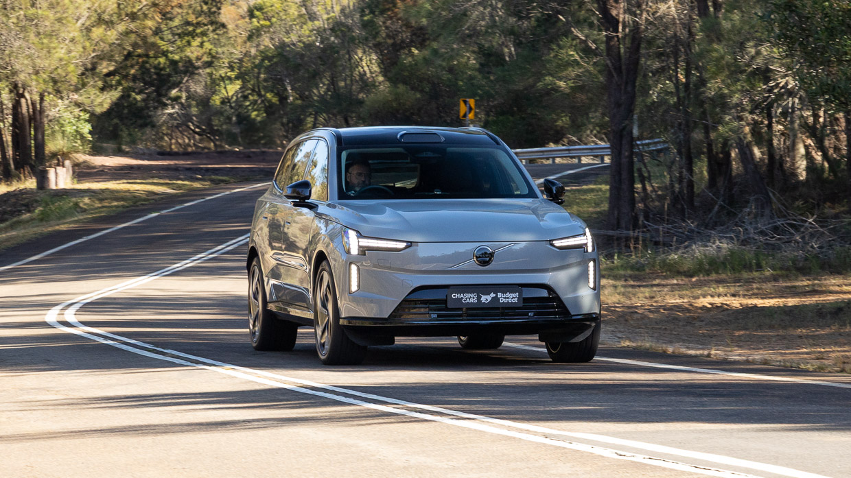 Volvo EX90 Ultra Performance 2025 driving