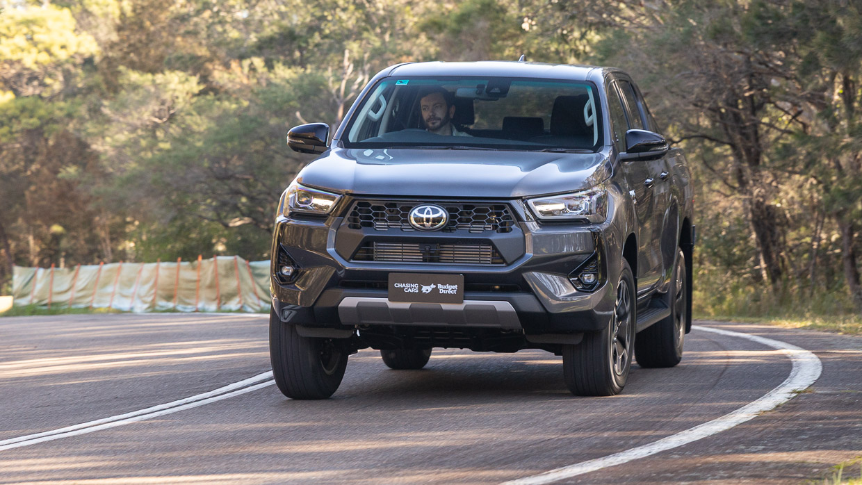 Toyota Hilux SR5 2025 driving 13