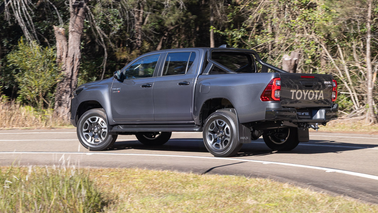 Toyota Hilux SR5 2025 driving 14