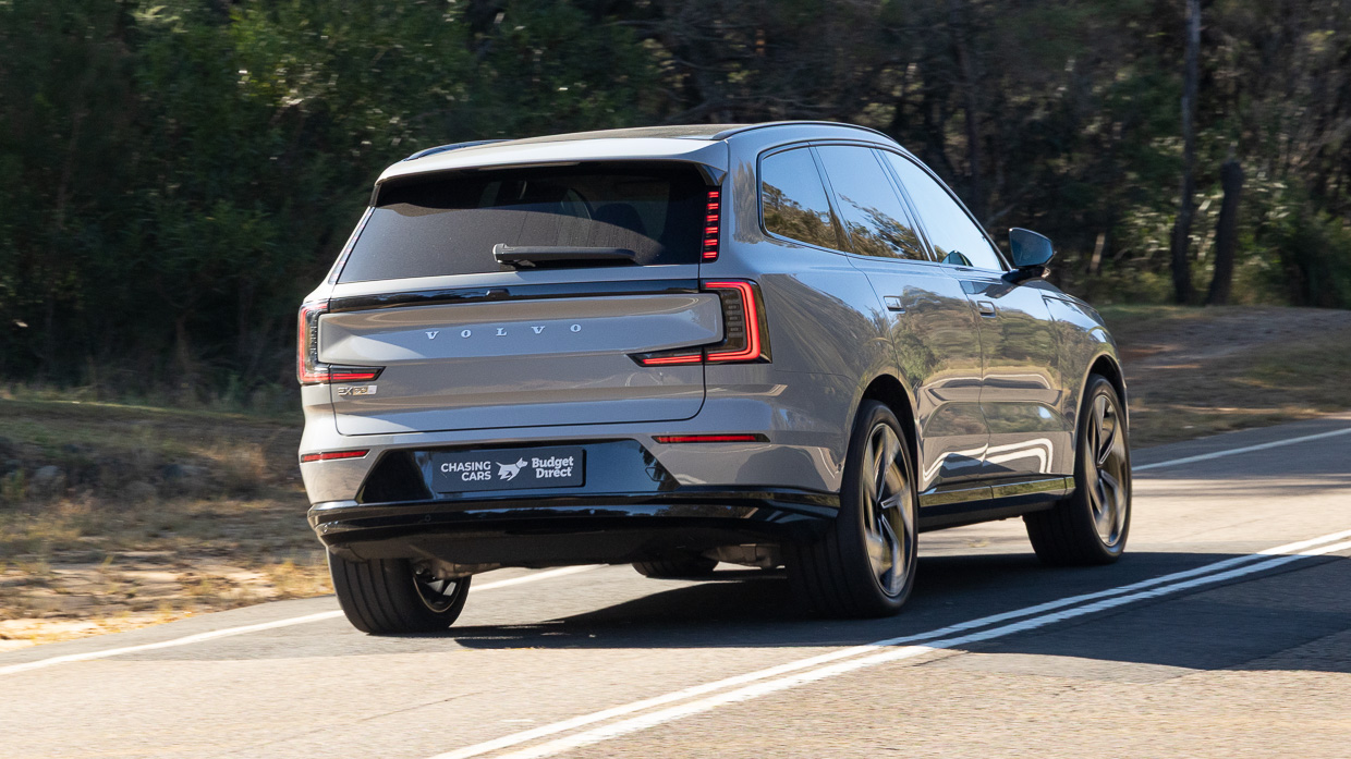 Volvo EX90 Ultra Performance 2025 driving 4