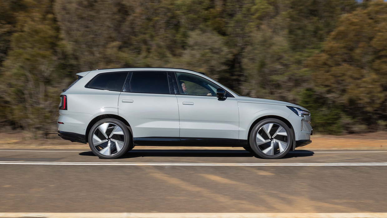 Volvo EX90 Ultra Performance 2025 driving 10