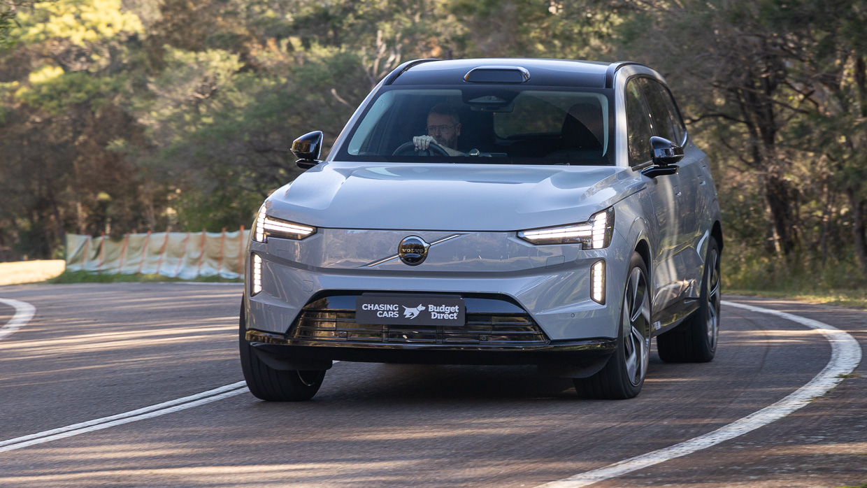 Volvo EX90 Ultra Performance 2025 driving 17