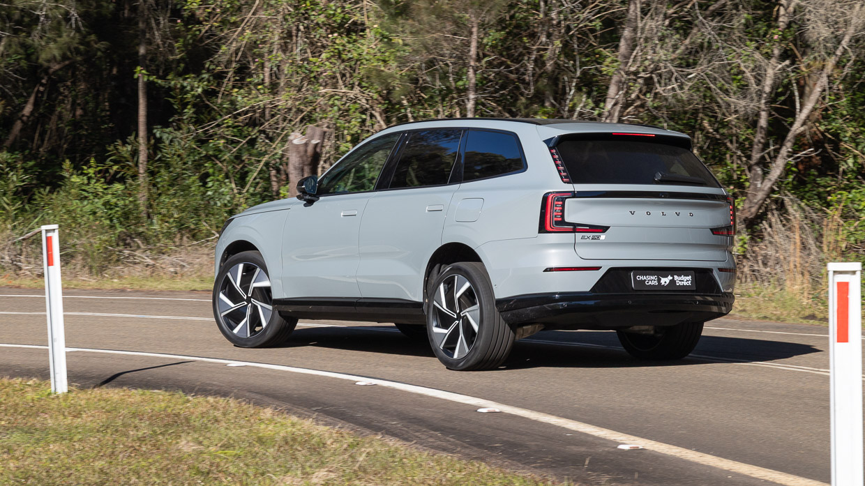 Volvo EX90 Ultra Performance 2025 driving 18