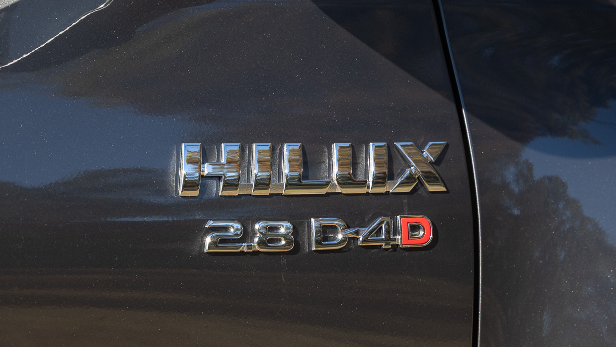Toyota Hilux SR5 2025 badge