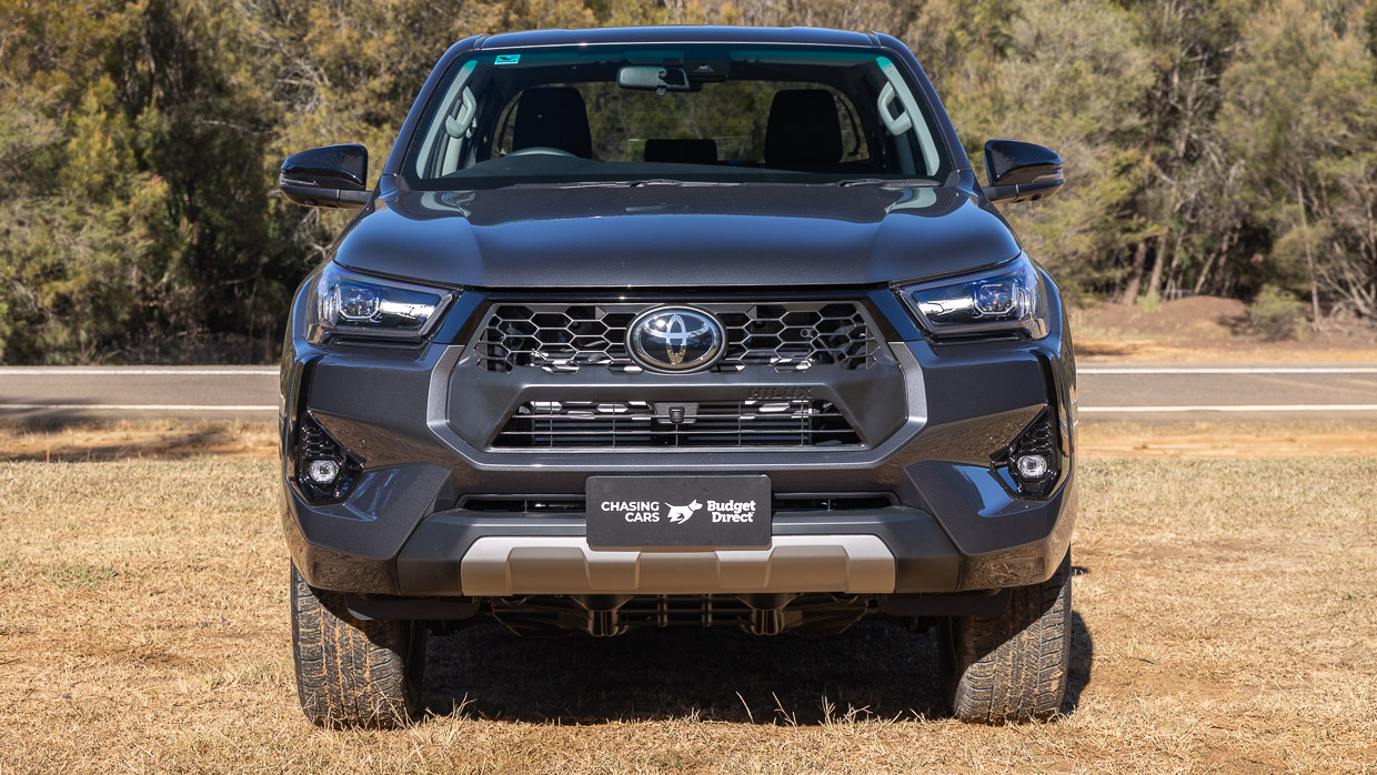 Toyota Hilux SR5 2025 front