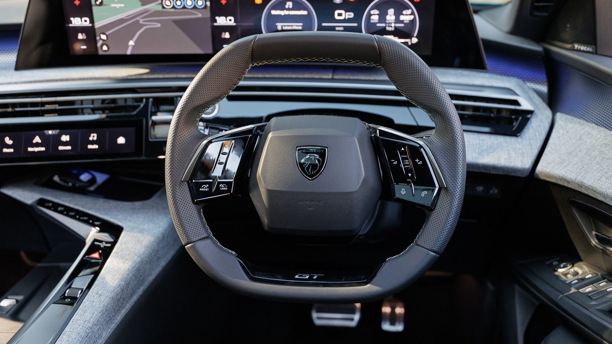 Peugeot 3008 GT Premium Hybrid 2025 interior 2