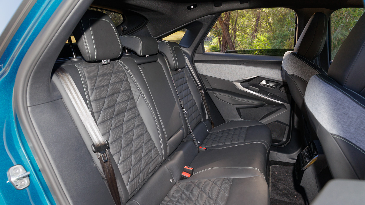 Peugeot 3008 GT Premium Hybrid 2025 interior back seat