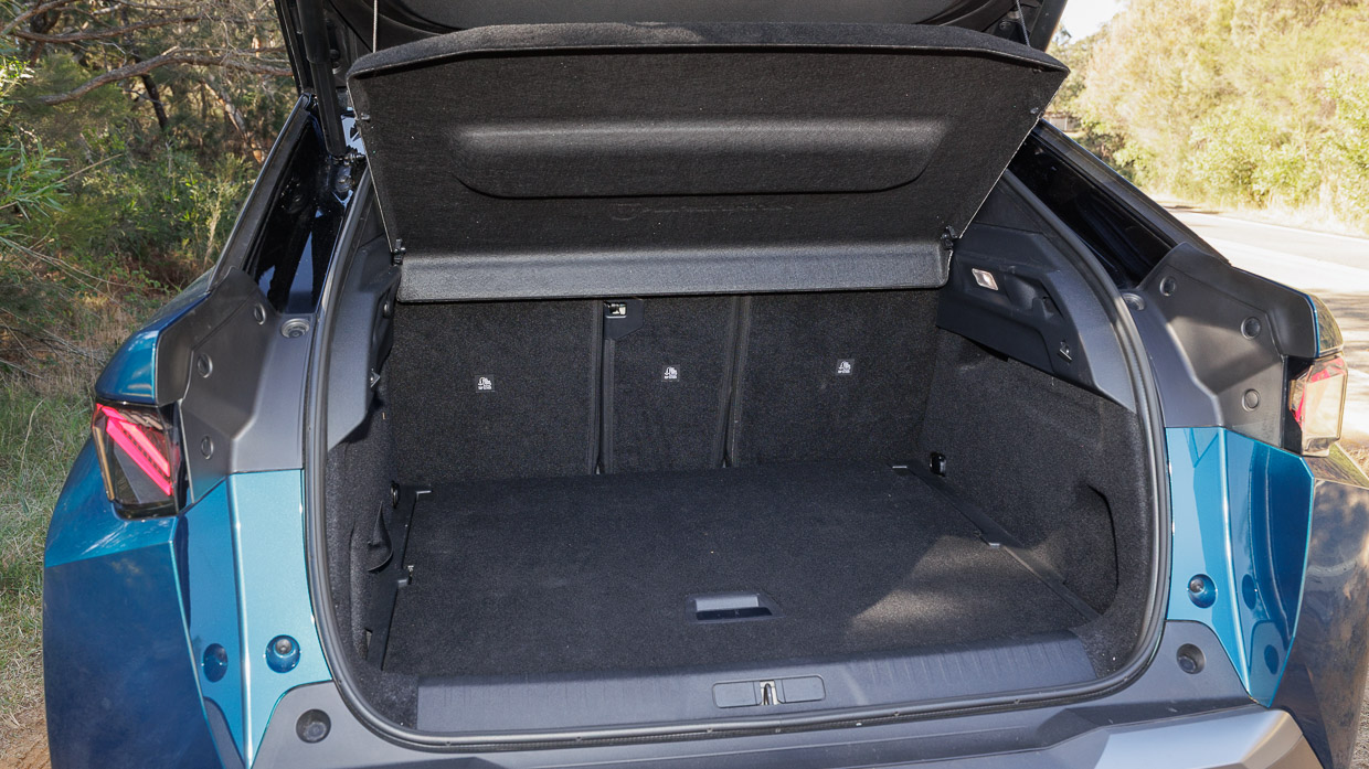 Peugeot 3008 GT Premium Hybrid 2025 interior boot