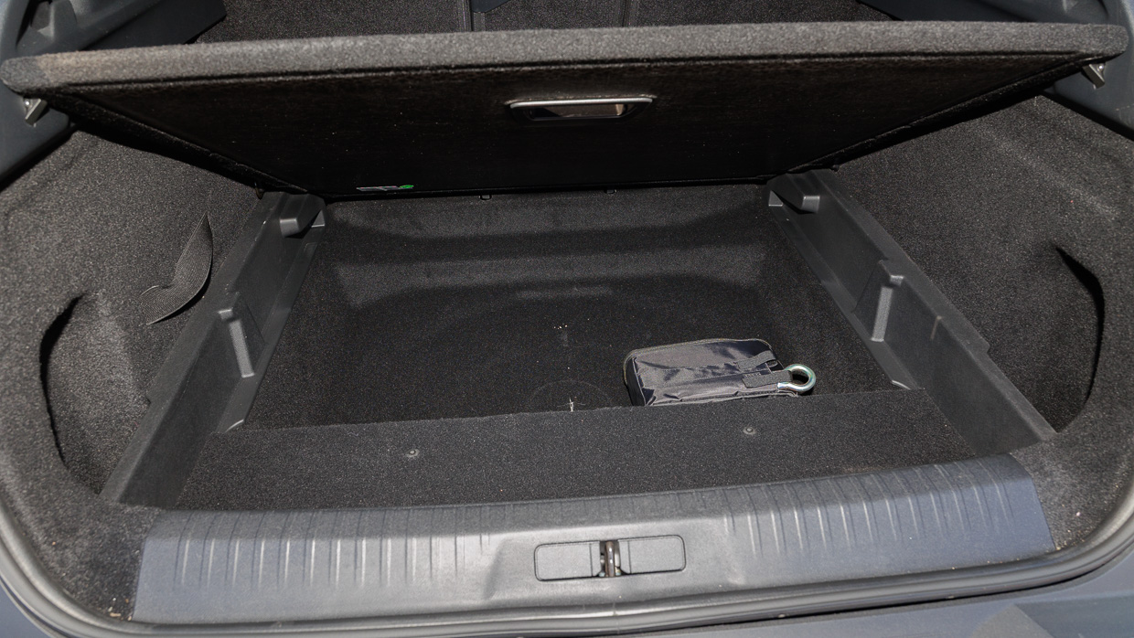Peugeot 3008 GT Premium Hybrid 2025 interior boot 2