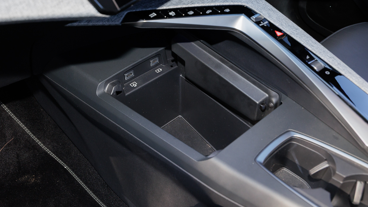 Peugeot 3008 GT Premium Hybrid 2025 interior centre