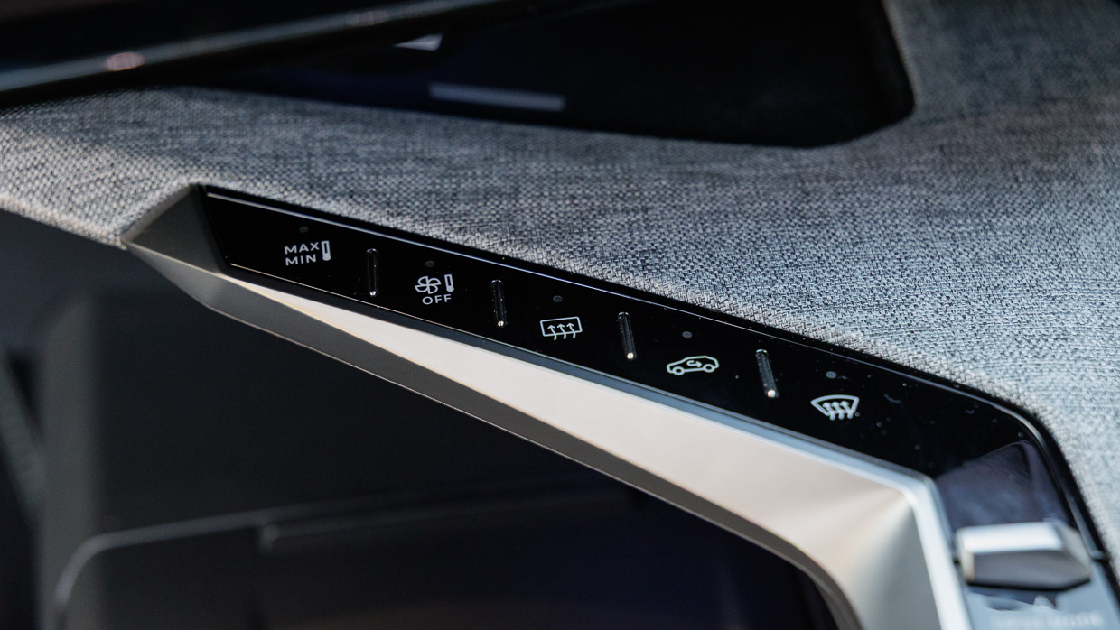 Peugeot 3008 GT Premium Hybrid 2025 interior touchscreen bar