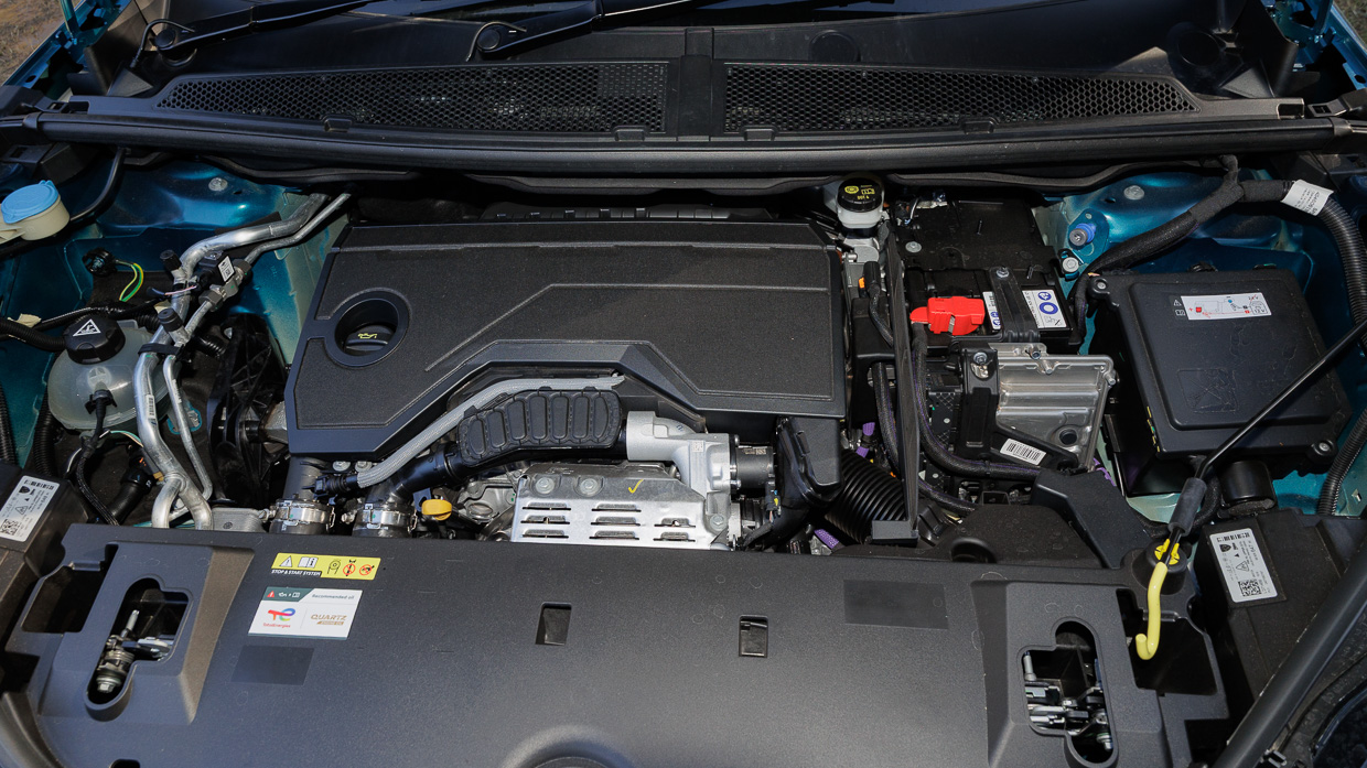 Peugeot 3008 GT Premium Hybrid 2025 engine
