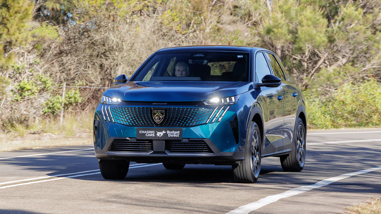 Peugeot 3008 GT Premium Hybrid 2025 driving