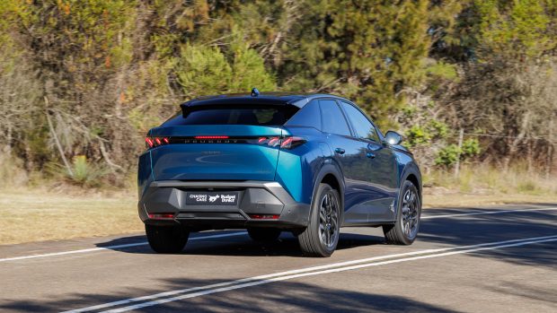 Peugeot 3008 GT Premium Hybrid 2025 driving 5