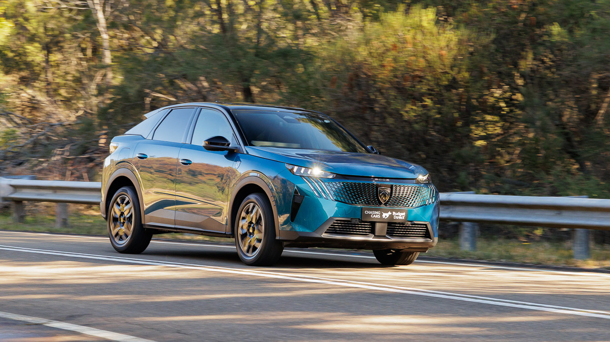 Peugeot 3008 GT Premium Hybrid 2025 driving 7