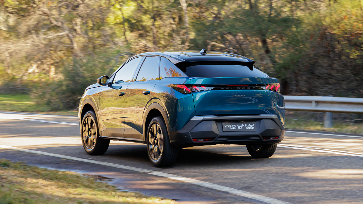 Peugeot 3008 GT Premium Hybrid 2025 driving 10
