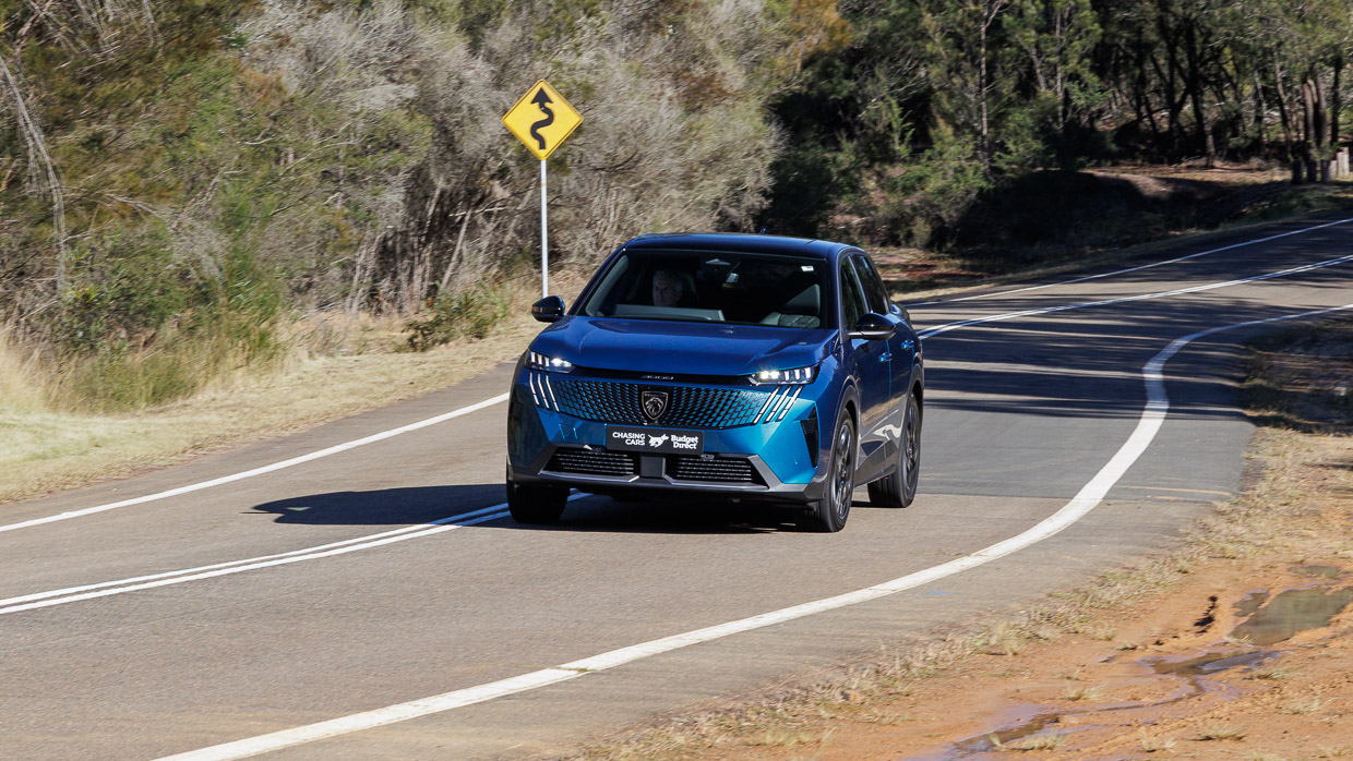 Peugeot 3008 GT Premium Hybrid 2025 driving 12