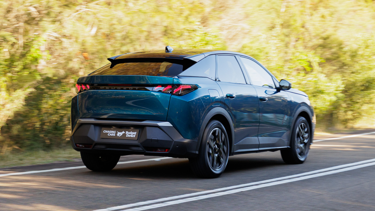 Peugeot 3008 GT Premium Hybrid 2025 driving 16