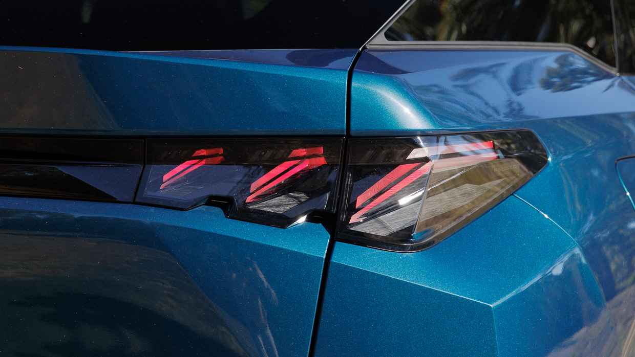 Peugeot 3008 GT Premium Hybrid 2025 rear 3/4 2