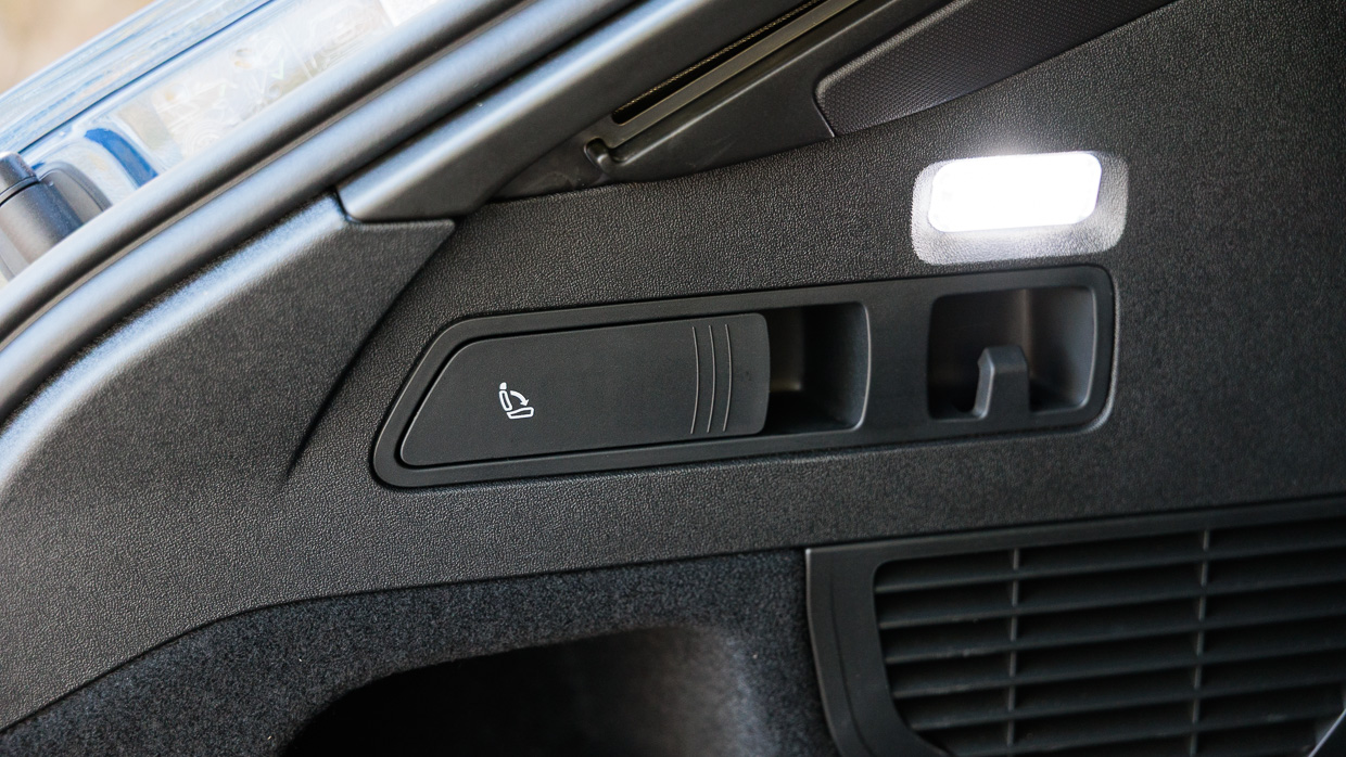 Audi S5 Avant 2025 interior boot leaver