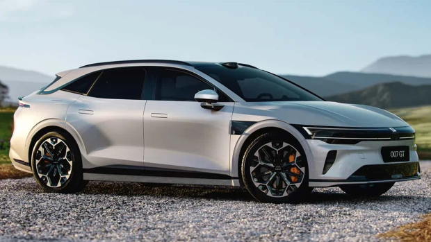 2025 Zeekr 007 GT wagon front 3 4