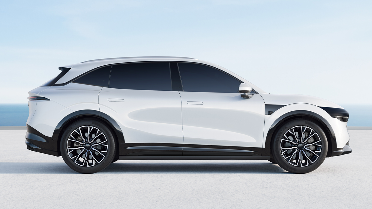 2025 Zeekr 7X side