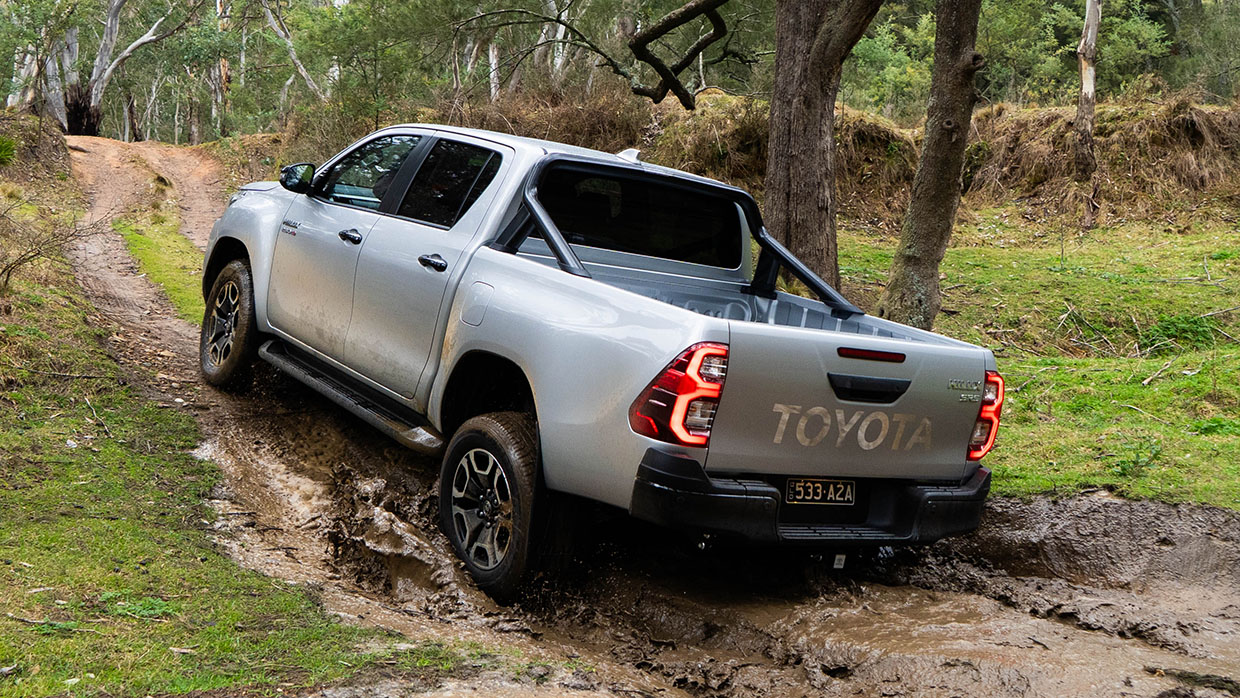 2025-toyota-hilux-sr5-off-road